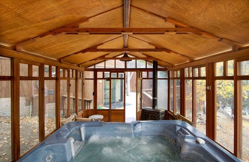 Upper Moonridge Cabin | 548 m² Cabin ∙ 6 bedrooms ∙ 16 guests