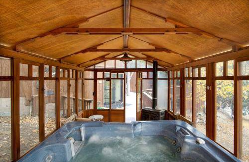 Upper Moonridge House | 548 m² House ∙ 6 bedrooms ∙ 16 guests
