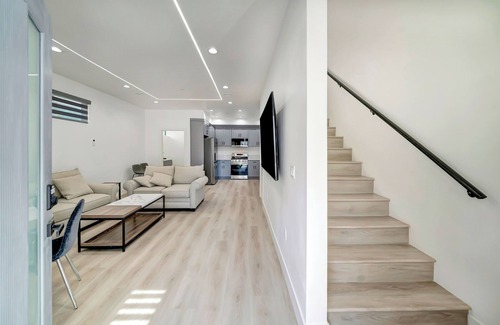 Tarzana House | 5841 Vanalden Ave 3 bedroom 2 1/2 bath House All the amenity includes.