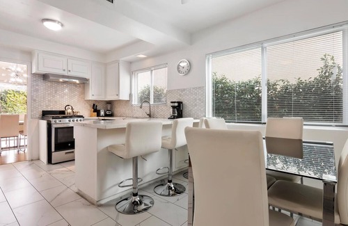 Valley Glen House | 5bed 3bath home with piano in Los Angeles by Universal studio & Hollywood-10