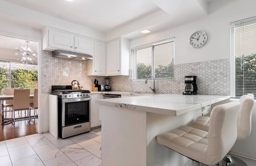 Valley Glen House | 5bed 3bath home with piano in Los Angeles by Universal studio & Hollywood-10