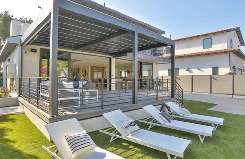 Mid-Wilshire House | 5Bed West Hollywood Home w/Pool & Guest House