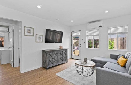 Thousand Oaks House | 63 m² House ∙ 2 bedrooms ∙ 4 guests