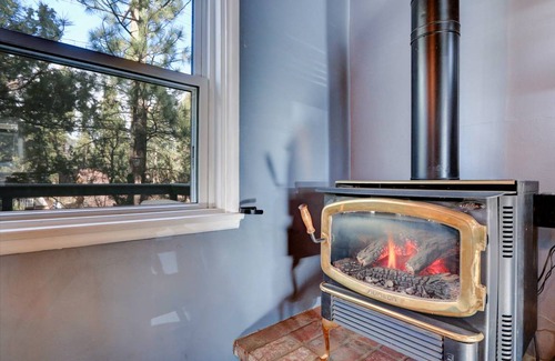 Big Bear City Cabin | 64 m² Cabin ∙ 1 bedroom ∙ 4 guests