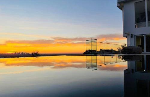 Hollywood Hills West Bed & Breakfast | 65 m² Bed and breakfast ∙ 4 guests