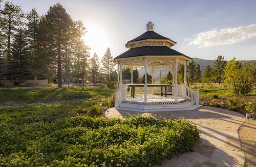 Big Bear Hotel | 678 m² Hotel ∙ 13 bedrooms ∙ 56 guests
