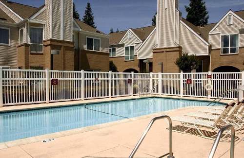 Pleasant Hill Hotel | 69 m² Hotel ∙ 2 bedrooms ∙ 127 guests
