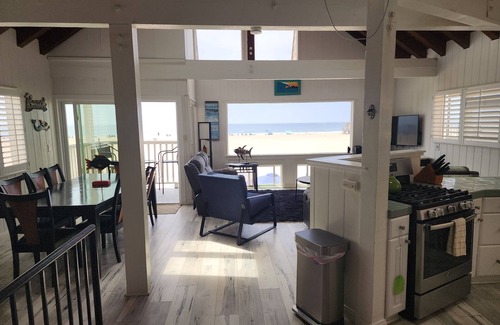 Santa Ana Heights House | 7-bedroom beachfront house in amazing Newport Beach