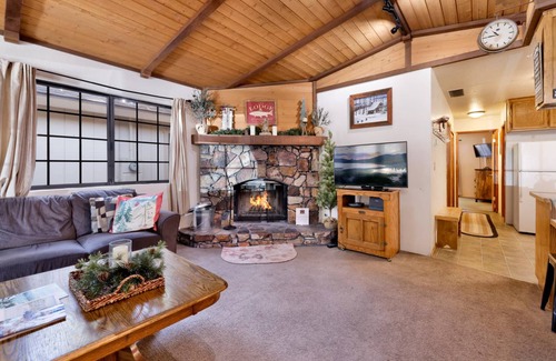 Summit Estates Cabin | 76 m² Cabin ∙ 2 bedrooms ∙ 4 guests