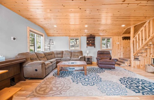 Boulder Bay Cabin | 87 m² Cabin ∙ 2 bedrooms ∙ 4 guests