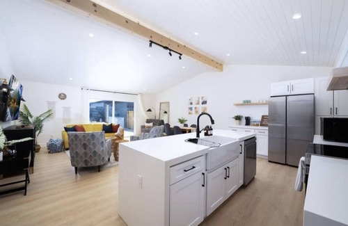 Southwest Anaheim House | 9 mins to Disneyland | Bluetique