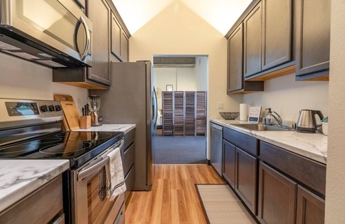 Santa Ana Apartment | 907 · Unmatched Views | 2BD+Den | 6Mi to Disney | W/D