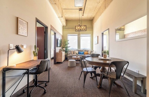 Santa Ana Apartment | 907 · Unmatched Views | 2BD+Den | 6Mi to Disney | W/D