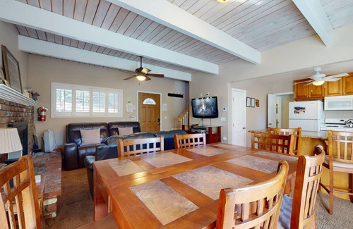 Lake Arrowhead Cabin | 97 m² Cabin ∙ 3 bedrooms ∙ 5 guests