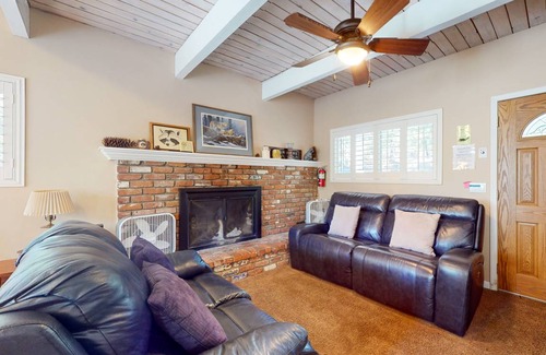 Lake Arrowhead Cabin | 97 m² Cabin ∙ 3 bedrooms ∙ 5 guests