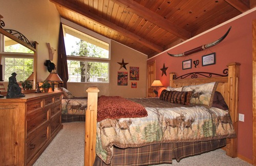 Upper Moonridge Cabin | A Short Walk To The Chairlift-Foosball-BBQ-wireless WIFI -close to golf course