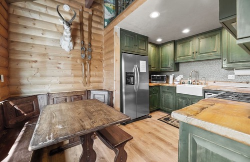 Upper Moonridge Cabin | A Woodsy Mountain Retreat