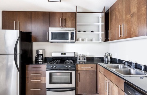 Palms Apartment | Adorable Culver City 1BR w/W/D, Gym, Pool, Walk to Shops, by Blueground