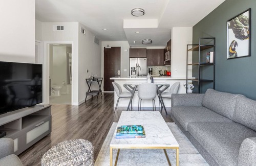 Wilshire Center Apartment | Adorable Koreatown 1BR w/ Gym, Pool, walk to Wilshire Blvd, by Blueground