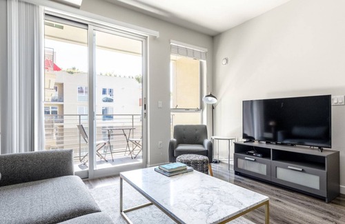 Wilshire Center Apartment | Adorable Koreatown 1BR w/ Gym, Pool, walk to Wilshire Blvd, by Blueground