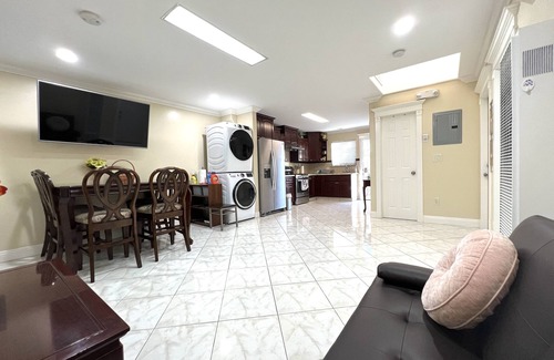 Garden Grove House | Adorable vacation unit near Disneyland