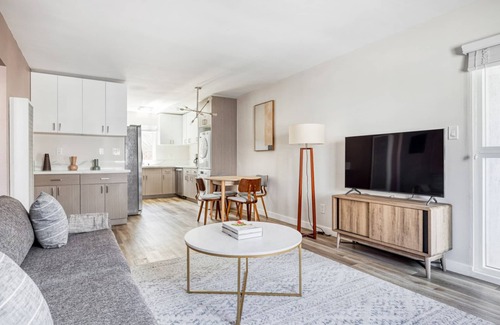 North Redondo Apartment | Airy El Segundo 2BR w/Lounge, Courtyard & W/D, near LAX, by Blueground