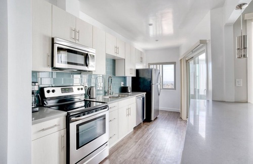 Hollywood Hills Apartment | Airy Hollywood 1BR w/Pool, W/D & Gym, nr Metro, by Blueground