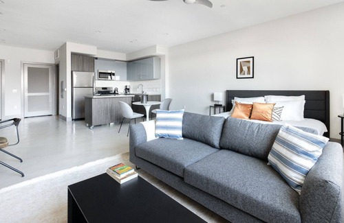 Mid-Wilshire Apartment | Airy Mid-Wilshire 1BR w/ Pool + Gym + Spa, near to S La Brea, by Blueground