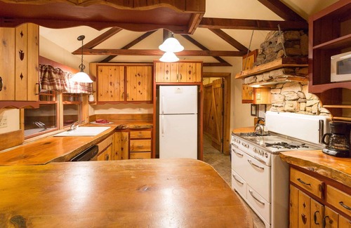 Twin Peaks Cabin | Alpine Lodge - Lodge | Seven Beds+ | Two Bathrooms | Sleeps Ten