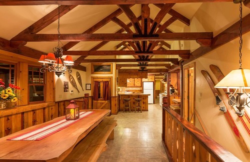 Twin Peaks Cabin | Alpine Lodge - Lodge | Seven Beds+ | Two Bathrooms | Sleeps Ten