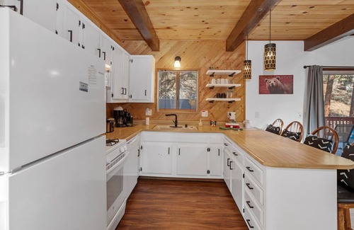 Upper Moonridge House | Alpine Retreat Cali Bear a family and pet friendly forest escape! EV charger!