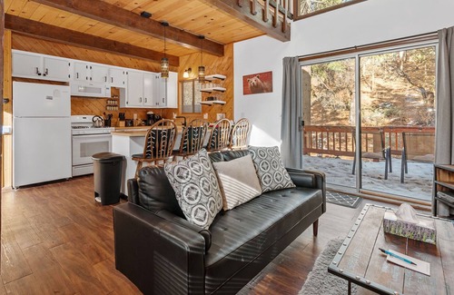 Upper Moonridge House | Alpine Retreat Cali Bear a family and pet friendly forest escape! EV charger!