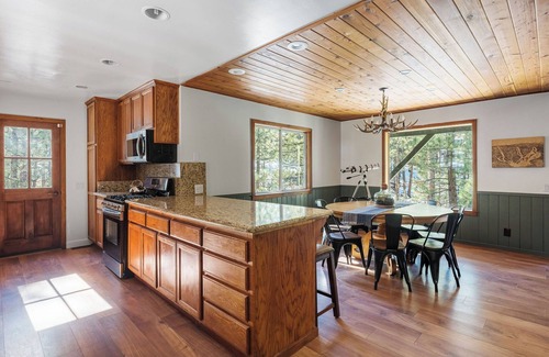 Big Bear House | Alpine Verde Cabin: Hot Tub, Game Room, EV Charger