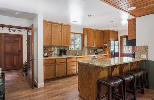 Big Bear House | Alpine Verde Cabin: Hot Tub, Game Room, EV Charger