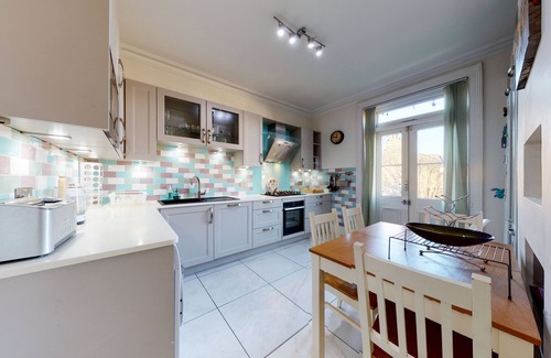 Queen's Park Apartment | Amazing 2 Bedroom, 3 Bed Apartment w/Garden - 1 min to Queen's Park
