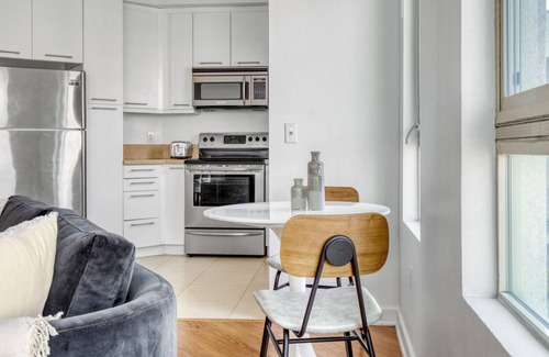 Little Tokyo Apartment | Amazing Downtown 1BR w/ Gym & W/D, next to Broad Museum, by Blueground (LAX 537)