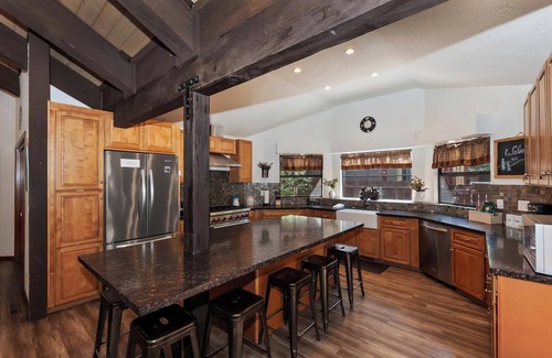 Big Bear Lake Cabin | Amazing Grace by Destination Big Bear : Walk to the Lake! Spa! Pool Table! Huge Kitchen! Beautiful Backyard! BBQ!