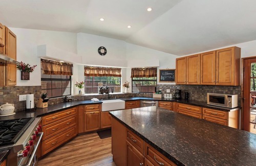 Big Bear Lake Cabin | Amazing Grace by Destination Big Bear : Walk to the Lake! Spa! Pool Table! Huge Kitchen! Beautiful Backyard! BBQ!