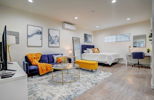 West Hills Apartment | Ample Luxury Guest House | Easy Parking | Near Hospitals