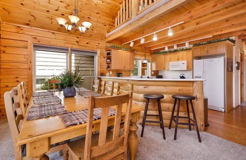 Fox Farm Cabin | Arktos Jewel Log Cabin w/Hot Tub + Pool Table