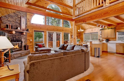 Fox Farm Cabin | Arktos Jewel Log Cabin w/Hot Tub + Pool Table