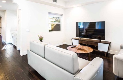 Azusa House | Azusa Views on Traymore