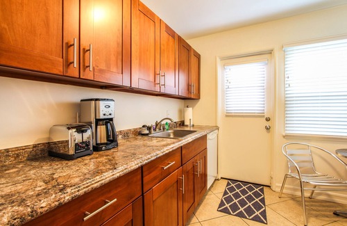 Lido Isle Apartment | BALBOA OCEAN ESCAPE Steps to Beach and Bay with AC