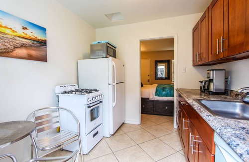 Lido Isle Apartment | BALBOA OCEAN ESCAPE Steps to Beach and Bay with AC