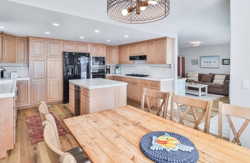 Pierpont Bay House | Beach Just Steps Away, Ocean Views, Spa, & Dog Friendly! Pierpont Ventura