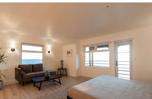 Pacific Palisades House | Beachfront Spanish Villa Pure Ocean Views