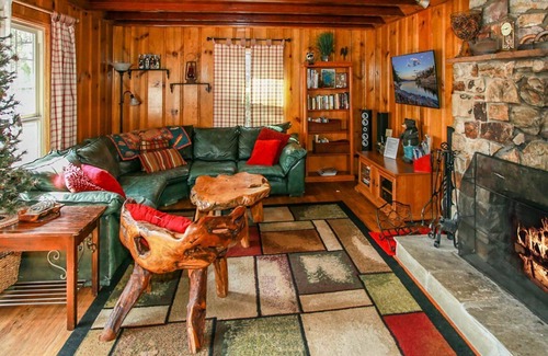 Moonridge House | Bear Hug Hideaway- Enjoy the hot and a game room complete with foosball, bumper pool & darts!