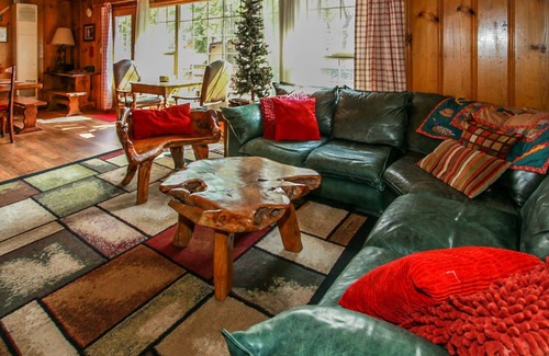 Moonridge House | Bear Hug Hideaway- Enjoy the hot and a game room complete with foosball, bumper pool & darts!