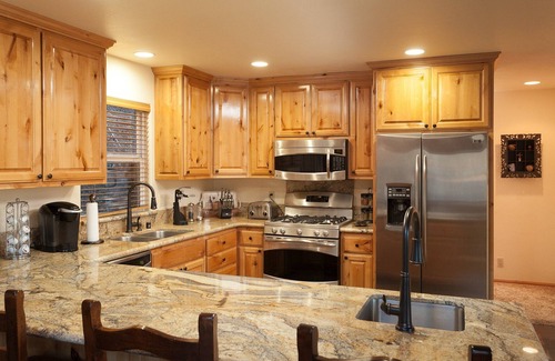Big Bear Lake House | Bear Mountain Chalet. Walk to bear mountain. Games. BBQ.