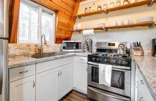 Big Bear City Cabin | ★BEARADISE★ Cozy Modern Getaway ~ 3bed/2bath ~ full kitchen ~ relaxing cabin
